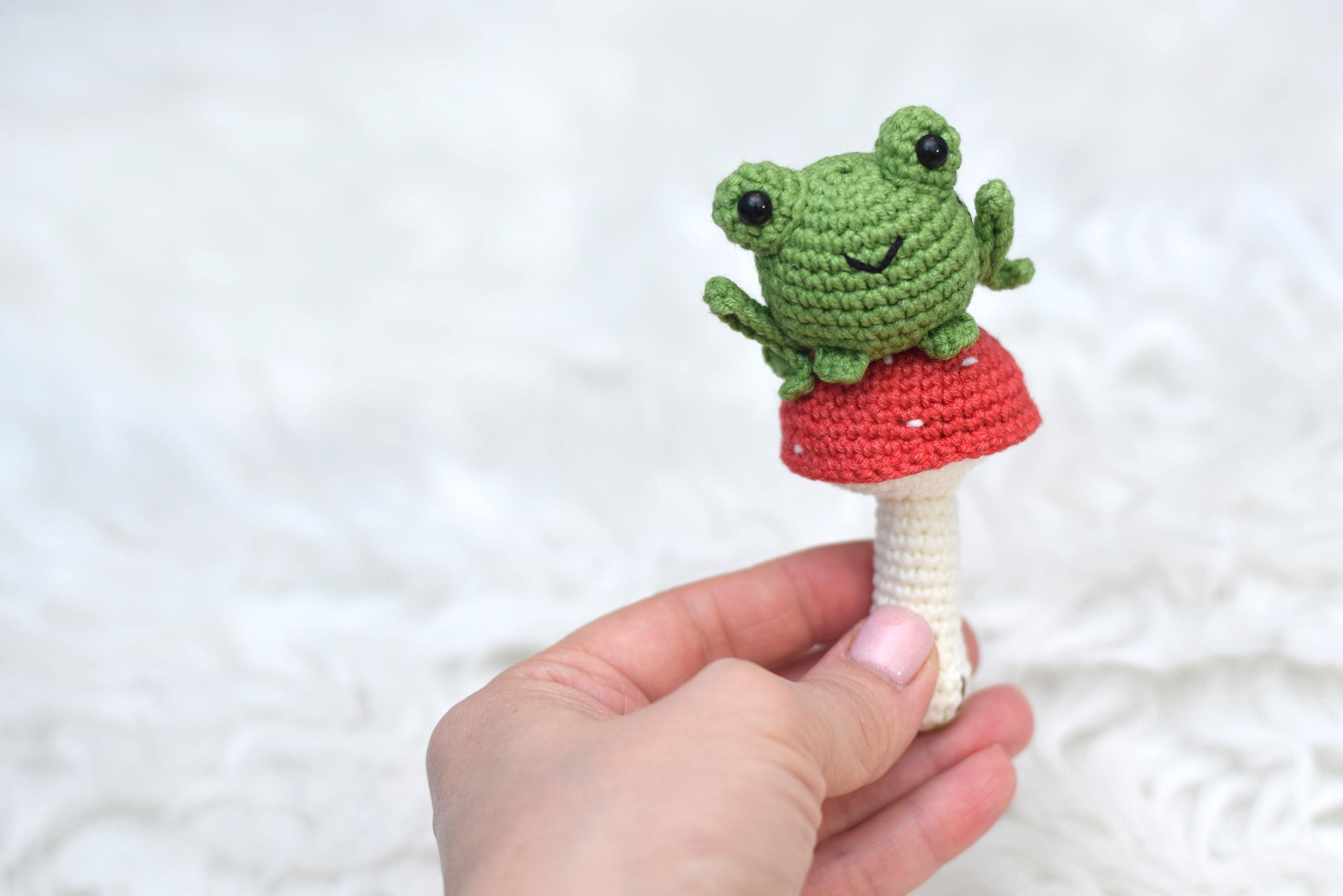 カエルの車のチャームのかぎ針編みのパターン、ハートの編みぐるみキーホルダーの親友へのギフトアイデア、カエルのぬいぐるみのデスクペットのパターン、カエルのクリスマスギフトのアイデア  - Etsy 日本, image size:3000x2001