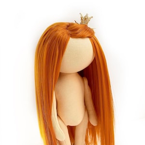 Puede incluir: Una taza de cerámica blanca con un asa negra y el texto "But First, Coffee" en negrita negra. La taza se encuentra sobre un fondo borroso, sugiriendo un ambiente acogedor.