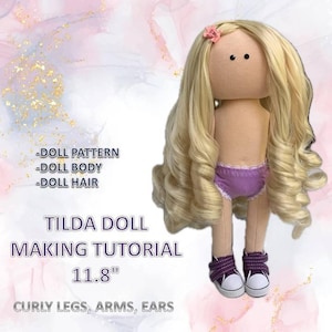 Puede incluir: Una muñeca Tilda hecha a mano con pelo largo y rubio rizado y un accesorio para el pelo de flor rosa. La muñeca lleva ropa interior morada y zapatillas moradas. El texto dice "Tilda Doll Making Tutorial 30 cm" y "Curly Legs, Arms, Ears."