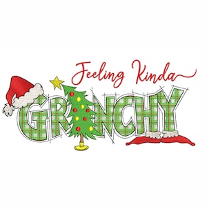 Pode incluir: Texto em xadrez verde e branco que diz "Feeling Kinda Grinch" com um chapéu de Papai Noel vermelho, uma árvore de Natal verde com enfeites amarelos e dois chapéus de Papai Noel vermelhos com acabamento branco.