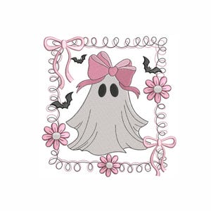 Puede incluir: Un diseño de bordado digital de un fantasma gris con un lazo rosa, ojos negros y un borde floral rosa. El diseño incluye lazos rosas, murciélagos y flores, creando un tema caprichoso de Halloween.