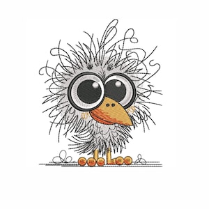 Puede incluir: Diseño bordado de un pájaro de dibujos animados con ojos grandes y expresivos y un pico amarillo. El pájaro tiene un plumaje esponjoso gris y negro y se para sobre pequeños pies naranjas. El diseño está sobre un fondo blanco, adecuado para varios proyectos de manualidades.