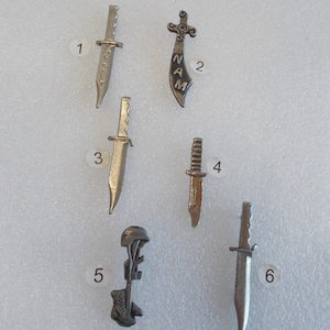 Broches de motociclista vintage, peltre, motociclista, cazador, militar, cuchillo, daga, bayoneta, chaleco, broche de solapa, inventario de antiguos vendedores, años 90, a elección: 04