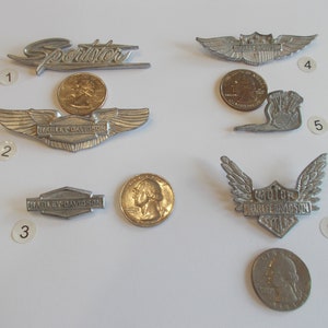 以下が含まれることがあります： 銀製のハーレーダビッドソンモーターサイクルのピンとパッチのセットです。ピンとパッチには、ハーレーダビッドソンのロゴ、ハーレーダビッドソンという文字、スポーツスターという文字が書かれています。