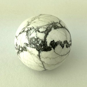 50MM Natural A+Howlite Crystal Meditation Healing Chakra Power Stone Hand Made Sphere Ball