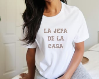 La Jefa De La Casa Shirt | Spanish Mom Tee | Latina Jefa T-Shirt | Funny Mom Gift | Hispanic Mother’s Day Shirt | Boss Mom Top