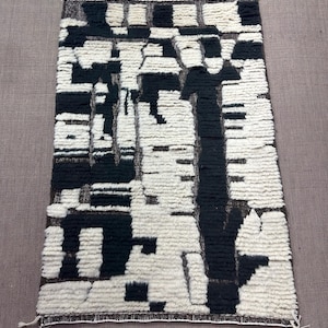 Berber Chic vintage Living Room Rug, Unique Abstract Design, Artisan Crafted -