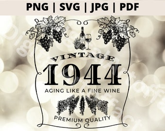 Könnte beinhalten: Schwarzweißes Grafikdesign mit einem Vintage-Weinthema. Das Design zeigt eine Weinflasche, ein Weinglas, Trauben und den Text "Vintage 1944 Aging Like A Fine Wine Premium Quality".