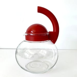 Guzzini Hot Water Resistant Jug 1980s - Made in Italy - Clear Glass and Red Plastic - Memphis Style Design - Geometric Handle Retro Barware