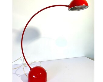 Lampe de bureau vintage en métal émaillé rouge des années 1970 - Base arrondie lourde - Lampe de table rétro amusante - 2 intensités lumineuses réglables. Minimal