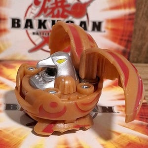 Bakugan BakuFlip Reverse Pyrus Ravenoid 470G + Card  - Rare & Unique - Used in excellent condition - Battle Brawlers
