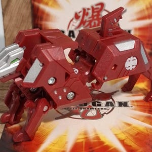 Bakugan Subterra Grakas Hound + Card - Popular - Used in excellent condition - Part of Maxus Dragonoid - New Vestroia