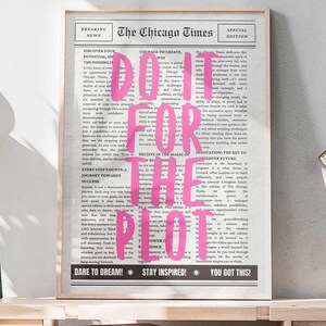 Puede incluir: Una descarga digital de un póster imprimible con el texto "Do it for the plot" en letras rosas sobre un fondo de periódico. El póster está enmarcado y colgado en una pared sobre un escritorio con una lámpara, plantas y libros.