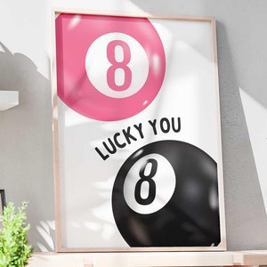 Lucky You Vintage 8 Ball Druck rosa schwarzer Billardball Wandkunst Retro handgezeichnetes Plakat rosa trendiges digitales Poster druckbare große Wandkunst