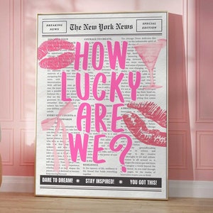 Impresión de arte de pared de moda en color rosa ¿Qué suerte tenemos?, impresión de periódico retro, póster de labios, carrito de bar vintage, decoración de dormitorio universitario estilo preppy