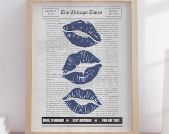 Puede incluir: Una descarga digital imprimible de un póster estilo periódico con tres labios azules impresos sobre un fondo blanco. El texto en la parte inferior del póster dice "Atrévete a soñar - Mantente inspirado - ¡Tú puedes!"