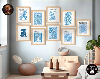 Op de afbeelding: Een set van acht blauwe en witte abstracte kunstprints in houten frames, met bloem- en geometrische ontwerpen. De prints zijn in een rasterpatroon op een lichtblauwe muur gerangschikt. De prints zijn allemaal van de kunstenaar Henri Matisse.