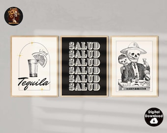 Puede incluir: Tres impresiones de arte de pared imprimibles en blanco y negro. La primera impresión presenta un vaso de chupito con una rodaja de lima y el texto "Tequila" y "Lime". La segunda impresión presenta la palabra "Salud" repetida seis veces. La tercera impresión presenta dos esqueletos sentados en una mesa con bebidas y el texto "Salud".