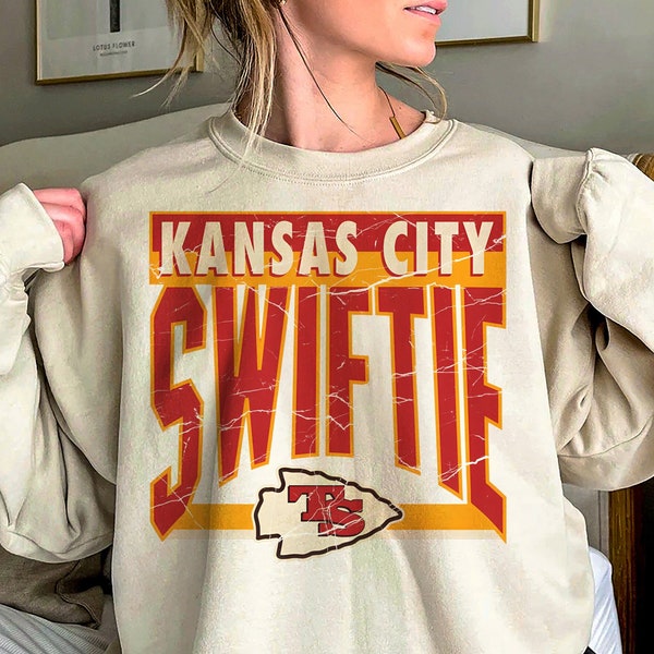 Kansas City Swiftie Football Sudadera Chiefs KC Football Kansas City Football Shirt Kansas City Chief Retro Swift travis kelce sudadera