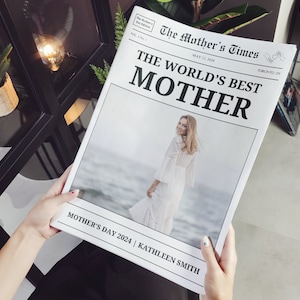 Könnte beinhalten: Eine gefälschte Zeitungsüberschrift lautet "Die beste Mutter der Welt" mit einem Foto einer Frau in einem weißen Kleid, die am Strand steht. Der Text unter dem Foto lautet "Muttertag 2024 | Kathleen Smith".