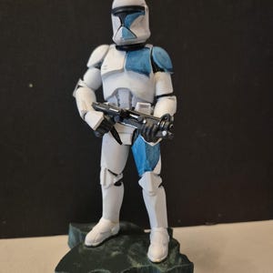 Pu&ograve; includere: Un set di tre tazze in ceramica con finitura opaca e macchiettata. Le tazze sono nei toni del crema, grigio chiaro e grigio scuro. Ogni tazza ha un design semplice e minimalista e un manico arrotondato.