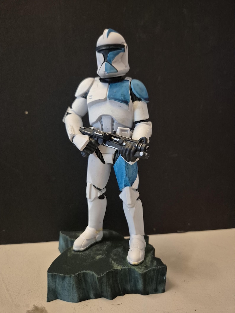 Pu&ograve; includere: Un set di tre tazze in ceramica con finitura opaca e macchiettata. Le tazze sono nei toni del crema, grigio chiaro e grigio scuro. Ogni tazza ha un design semplice e minimalista e un manico arrotondato.