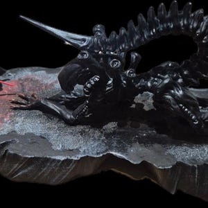 Könnte beinhalten: Ein Set aus drei Keramikbechern mit gesprenkelter, matter Oberfläche. Die Becher sind in Creme-, Hellgrau- und Dunkelgrautönen gehalten. Jeder Becher hat ein schlichtes, minimalistisches Design.