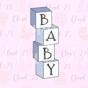 Può includere: Una pila di quattro blocchi giocattolo azzurri che compongono la parola "BABY" in lettere maiuscole nere. I blocchi sono disposti su uno sfondo rosa chiaro con il testo "Cloud 23" e illustrazioni di biscotti.