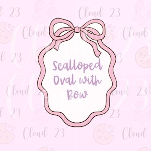 Op de afbeelding: Een roze en witte koekjesvorm met een geschulpte ovale vorm en een strik. De tekst "Scalloped Oval with Bow" staat in de ovaal. De achtergrond is lichtroze met illustraties van koekjes en bakgereedschap.