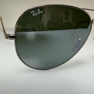 Ray-Ban Aviator Vintage solglasögon – Silverbågar och mörka linser – Klassisk pilotstil – Autentisk retro bild 3