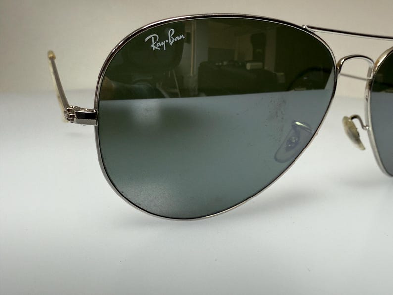 Ray-Ban Aviator Vintage solglasögon – Silverbågar och mörka linser – Klassisk pilotstil – Autentisk retro bild 3