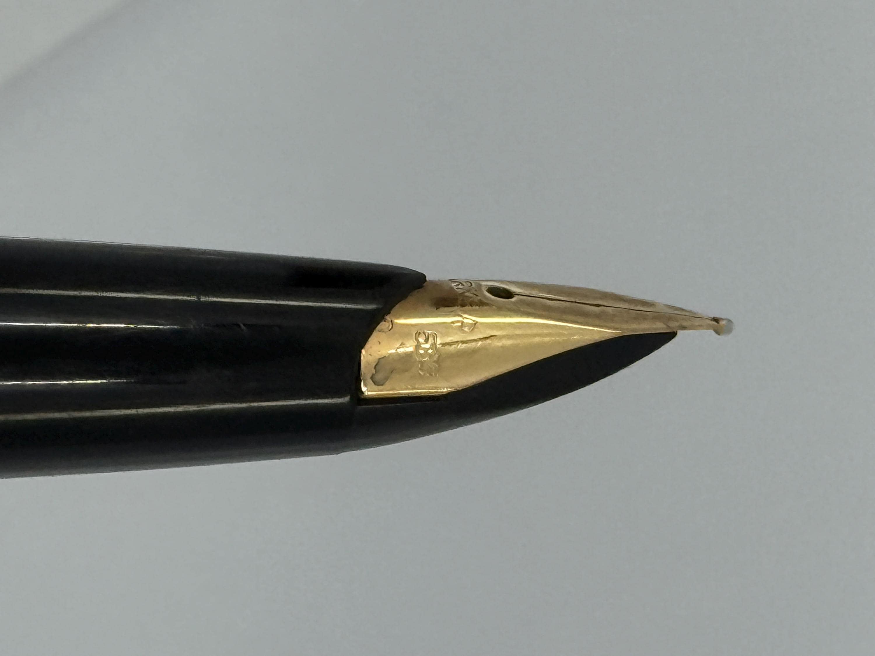 Vintage Parker 65 Fountain Pen – 14K Gold Nib – Black Resin & Gold
