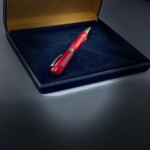 Delta Red Zelluloid-Kugelschreiber mit 925 Sterling Silber Verzierung
