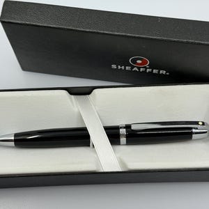 Penna a sfera Sheaffer 300 nera lucida – Finiture cromate