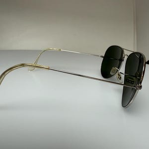 Ray-Ban Aviator Vintage solglasögon – Silverbågar och mörka linser – Klassisk pilotstil – Autentisk retro bild 4