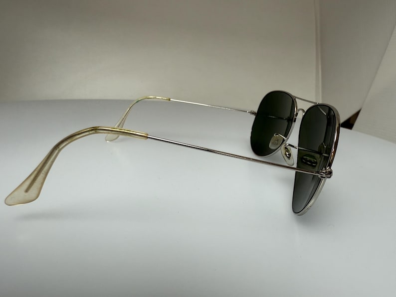 Ray-Ban Aviator Vintage solglasögon – Silverbågar och mörka linser – Klassisk pilotstil – Autentisk retro bild 4