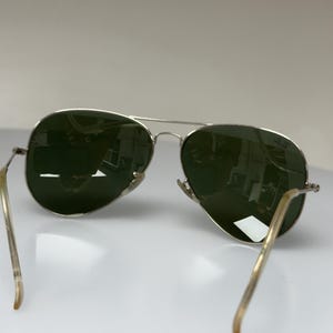Ray-Ban Aviator Vintage solglasögon – Silverbågar och mörka linser – Klassisk pilotstil – Autentisk retro bild 6