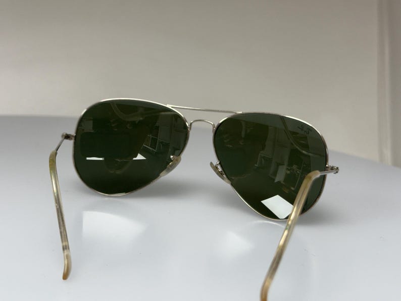 Ray-Ban Aviator Vintage solglasögon – Silverbågar och mörka linser – Klassisk pilotstil – Autentisk retro bild 6