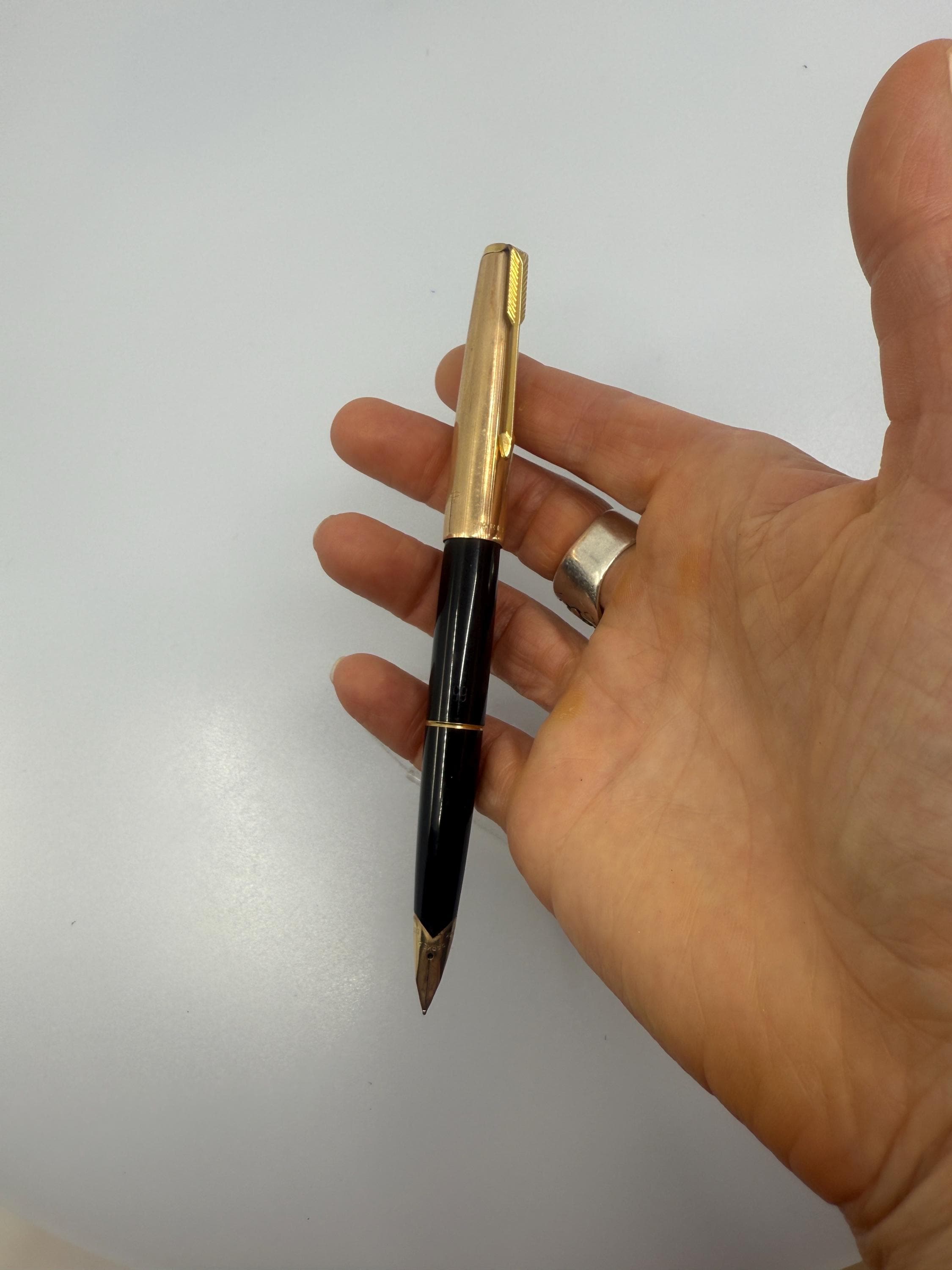 Vintage Parker 65 Fountain Pen – 14K Gold Nib – Black Resin & Gold