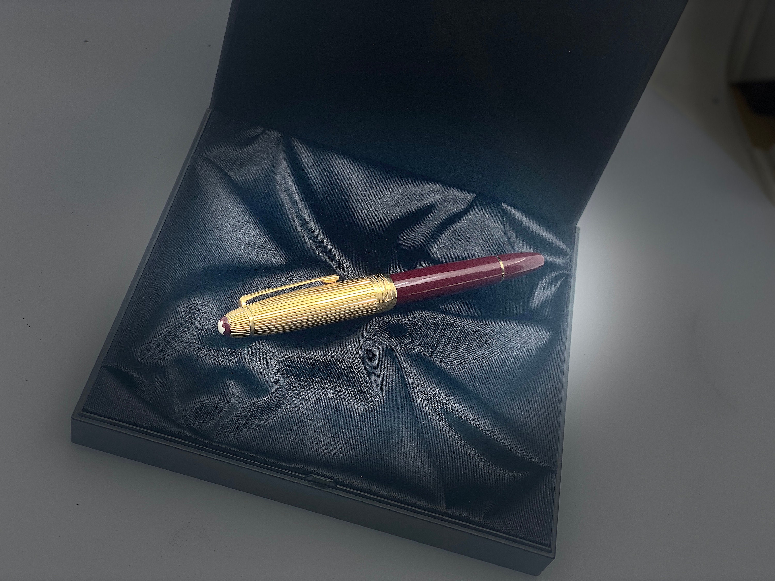 Montblanc 147 Traveler Solitaire Doue Burgundy - 18K M Fountain Pen, Excellent Condition