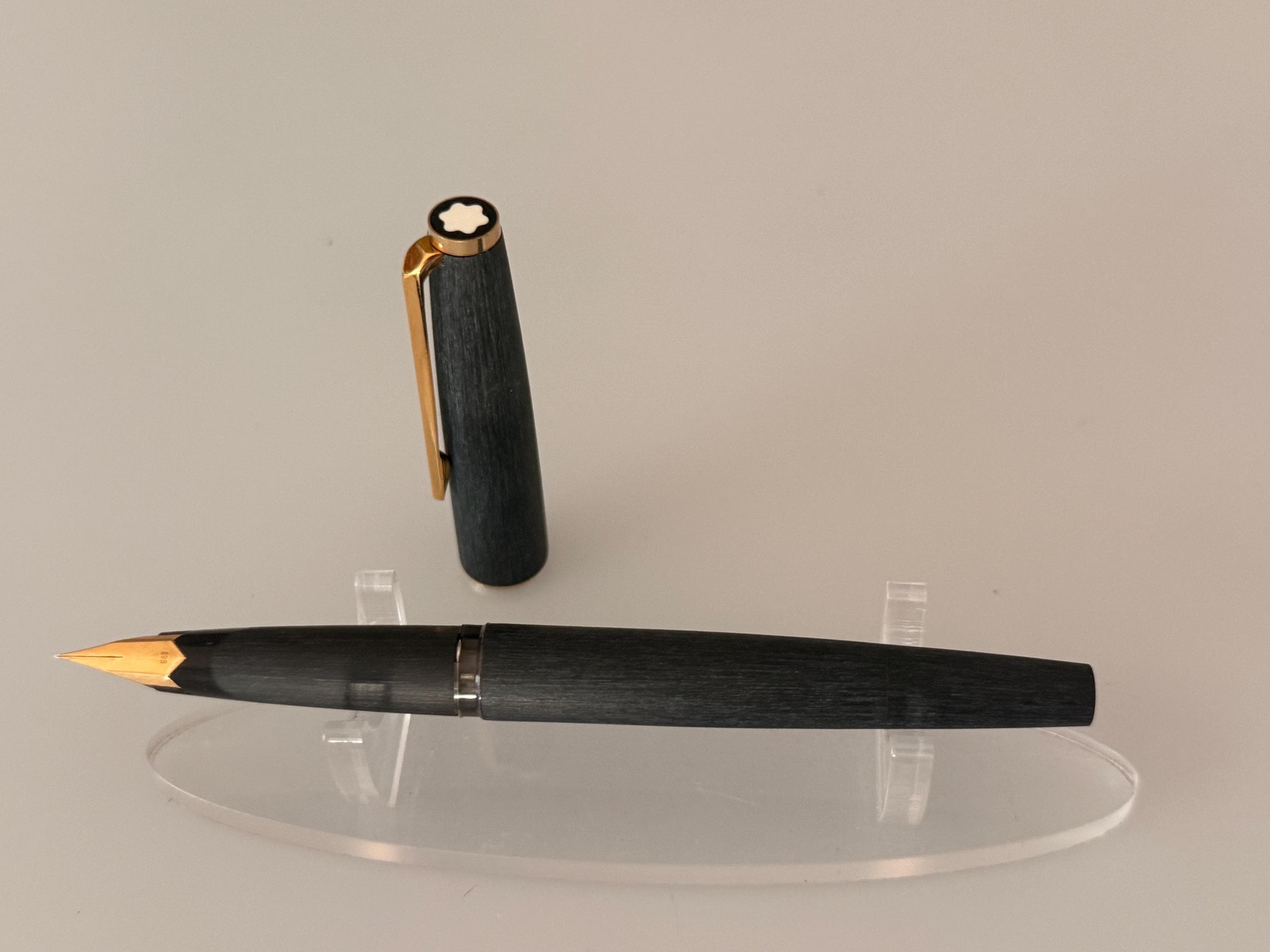 MONTBLANC 万年筆 220 k14 585 Vintage Montblanc 220 Fountain Pen, 585 14K Gold Nib, Brushed
