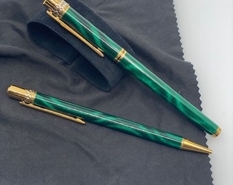 Coffret exclusif Cartier 'Must de Cartier' en laque dorée et verte : stylo et stylo à bille de collection