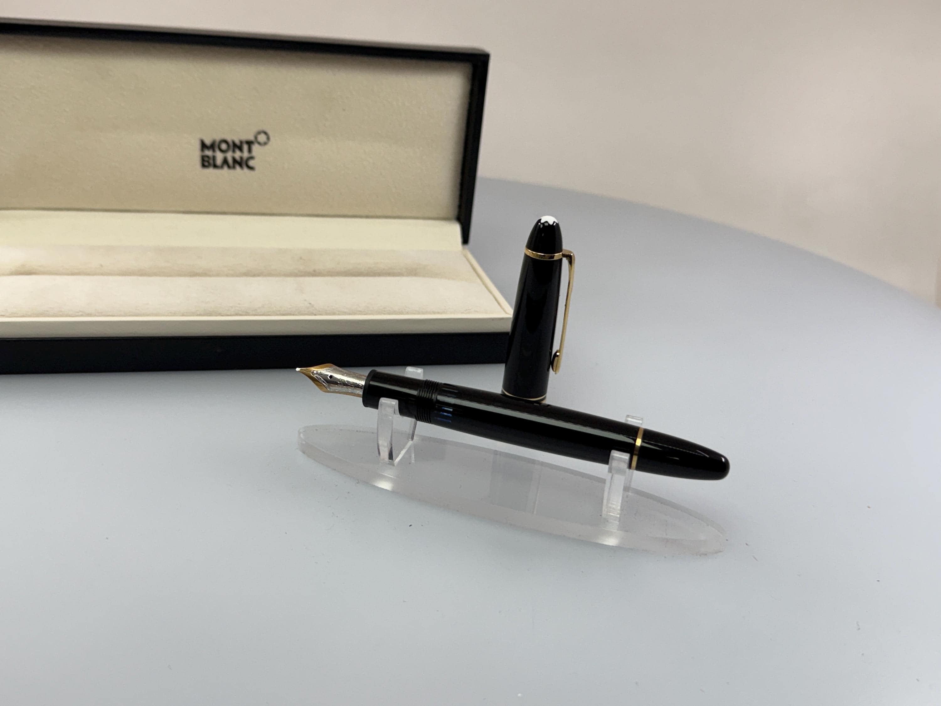 Montblanc Meisterstück 146 - Vintage Black and Gold Fountain Pen