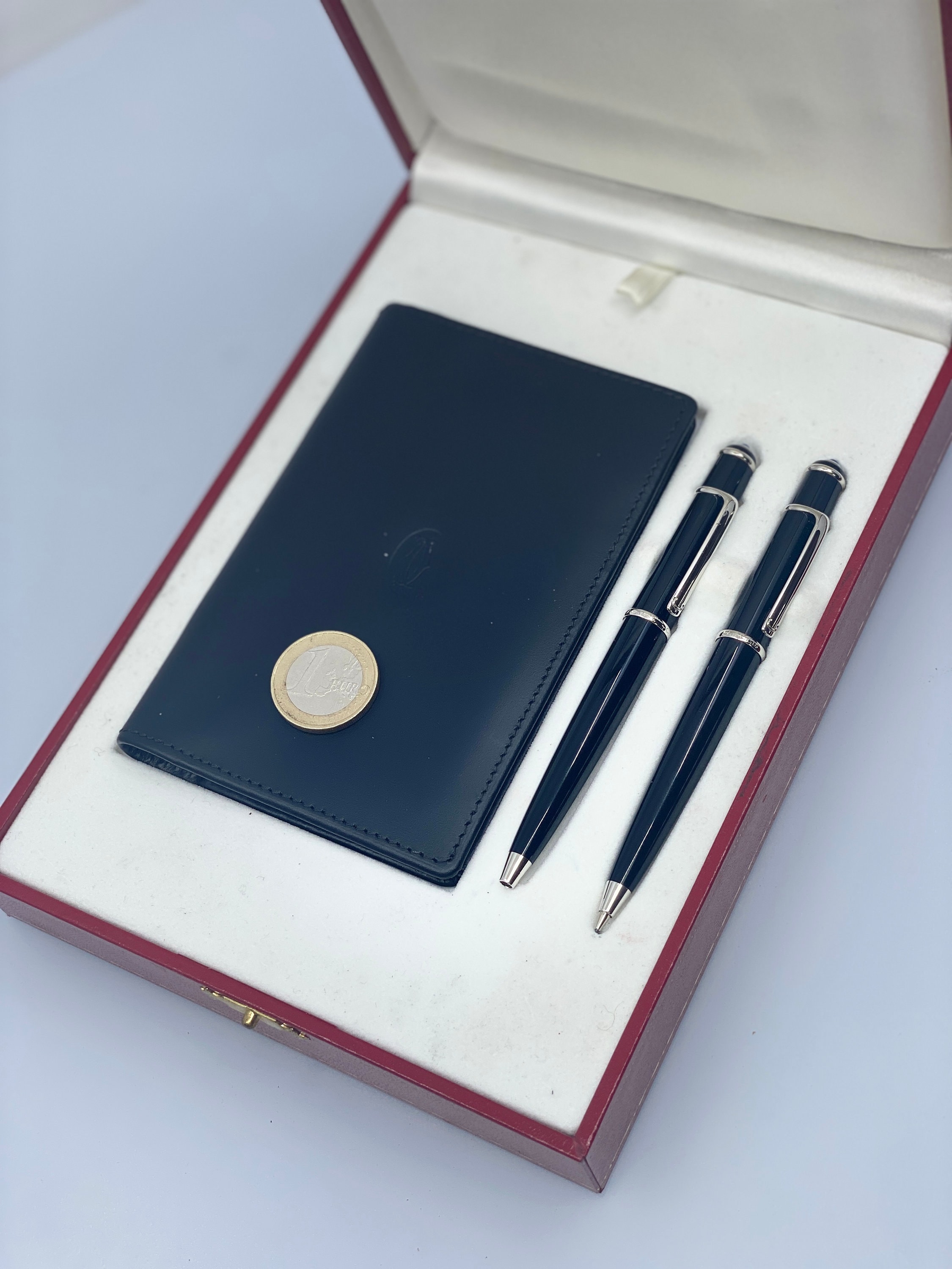 Cartier フィルムファイル リボン付き ネイビー Cartier Diabolo Ballpoint & Pencil Set Black Resin Platinum W