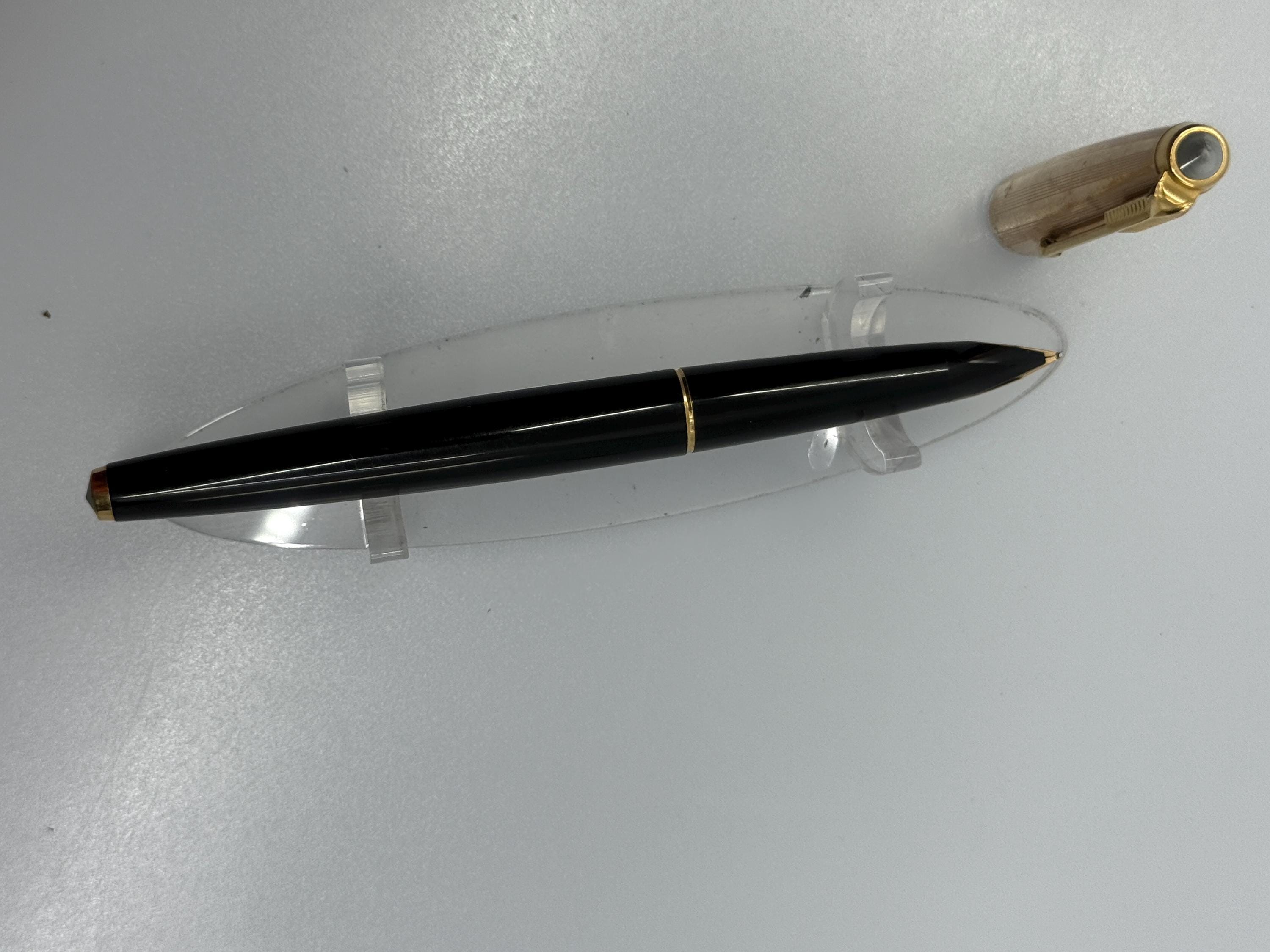 Vintage Parker 65 Fountain Pen – 14K Gold Nib – Black Resin & Gold
