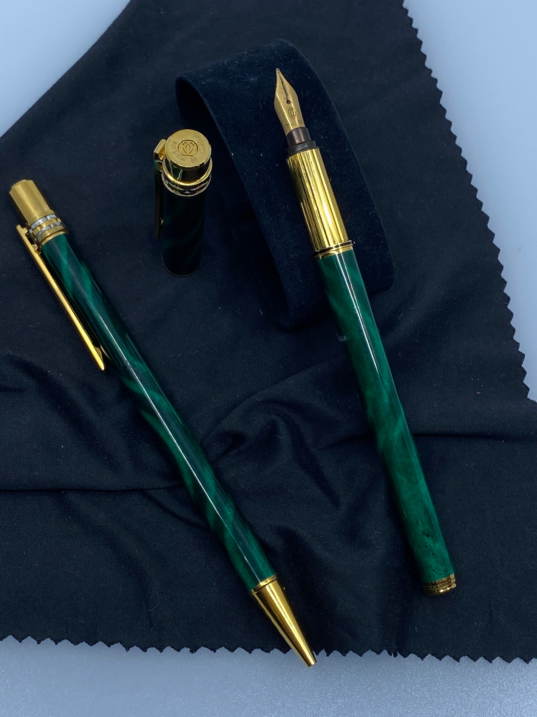 Exclusive Cartier must De Cartier Set in Gold and Green Lacquer Collectible Pen and Ballpoint Pen Etsy Denmark