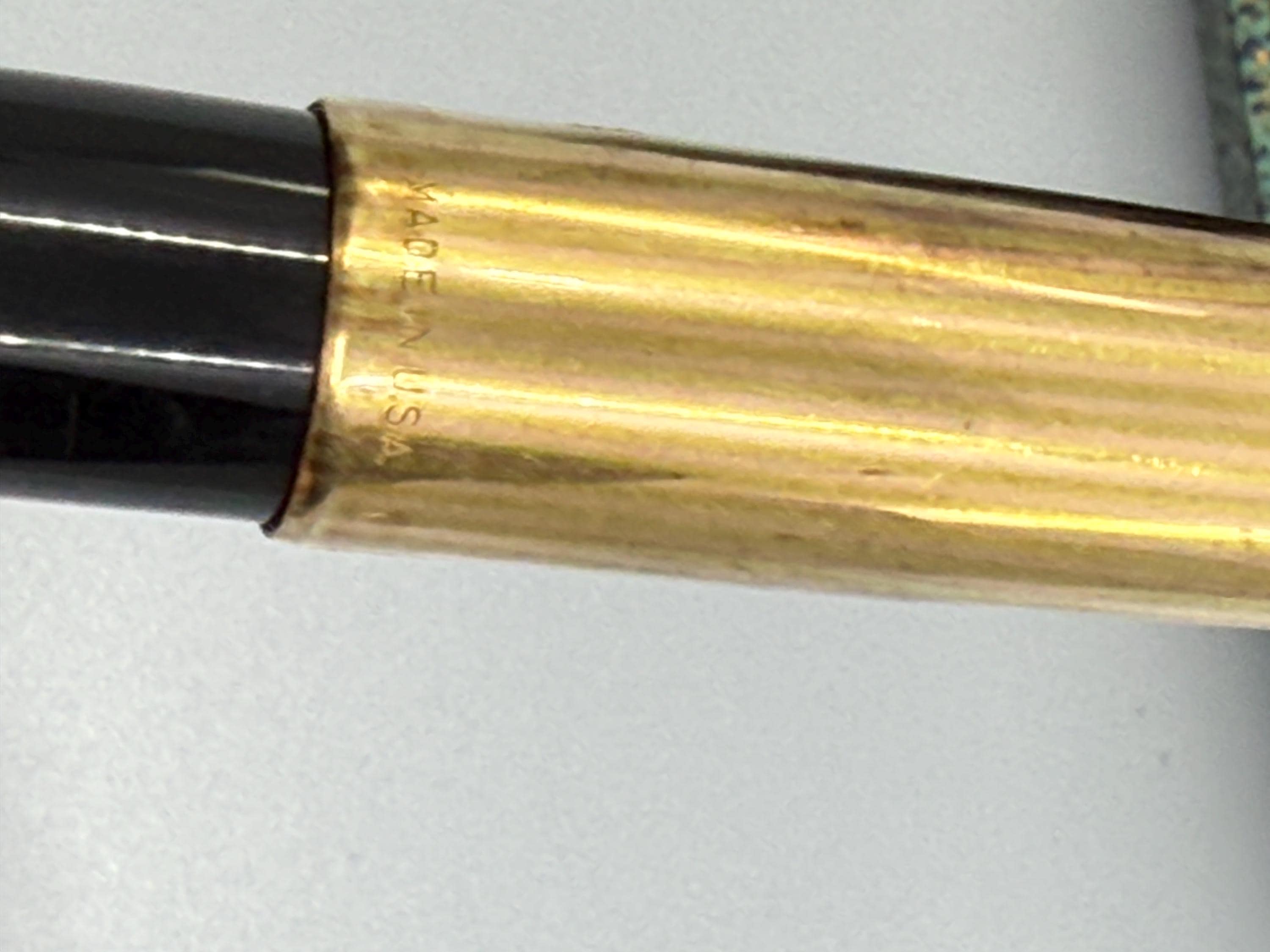 Stylo Plume PARKER 61 Rare - Capuchon Plaqué Or Motifs Striés - Très Bon état Avec Boîte