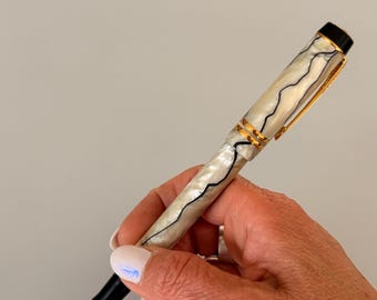 Parker Duofold International Pearl & Black Fountain Pen, 18K 750 Gold Nib, Converter, Excellent Condition