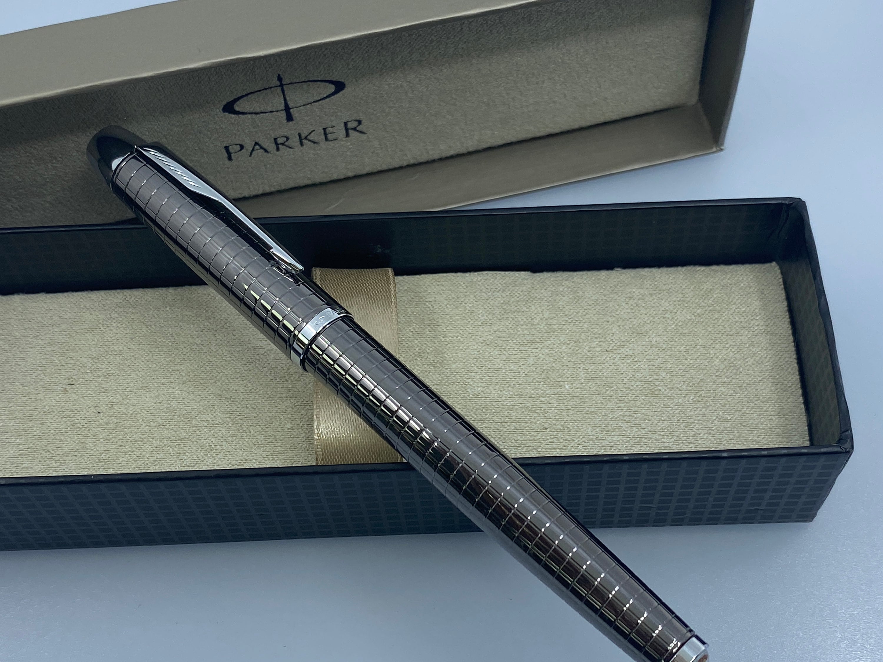 Parker IM Premium Deep Gun Metal Chiselled CT Fountain Pen Never