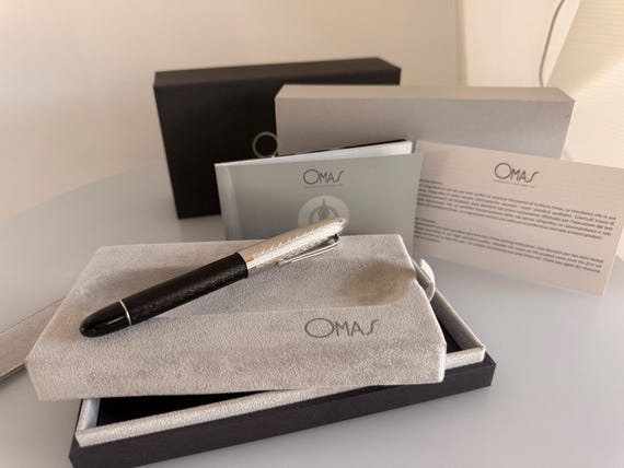 Rara penna stilografica OMAS S2001 Ogiva Guilloche con cappuccio 